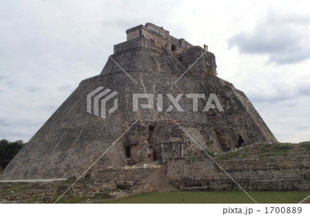 ウシュマル遺跡　魔法使いのピラミッド 1700889