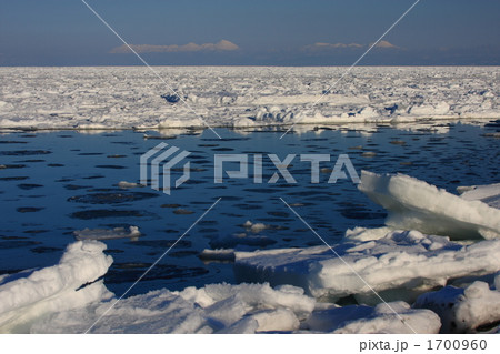 知床連山と流氷 1700960