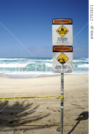 遊泳禁止 看板 砂浜の写真素材 1701621 Pixta