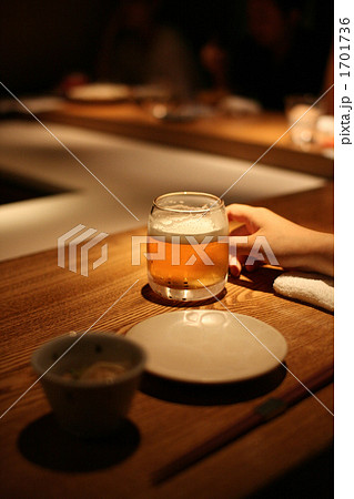 カウンターでビールを カウンターでビールを 1701736