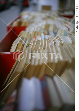 古本屋の店頭 1703142