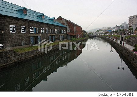 夏の夕刻の小樽レンガ倉庫街と運河 の写真素材