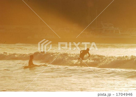 朝焼けとサーファー 1704946