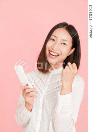 ケータイを持ってガッツポーズする女性 1705913