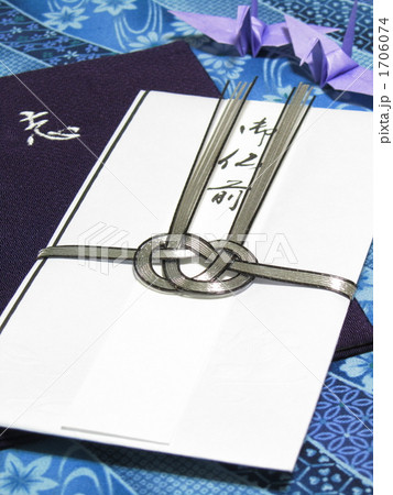 御仏前 香典袋のアップ お通夜 告別式 お悔やみイメージ 縦 の写真素材