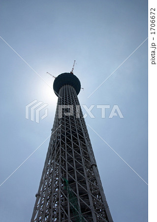 そびえたつ東京スカイツリー（タテ） 1706672