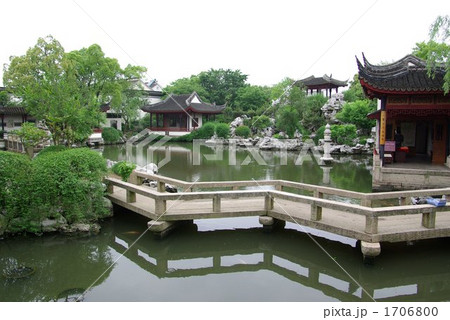中国、江南地方の水郷「同里」の珍珠塔景園の庭園風景 1706800