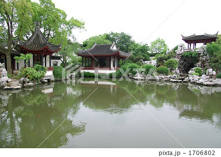 中国、江南地方の水郷「同里」の珍珠塔景園の庭園風景 1706802