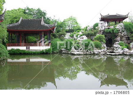 中国、江南地方の水郷「同里」の珍珠塔景園の庭園風景 中国、江南地方の水郷「同里」の珍珠塔景園の庭園風景 1706805
