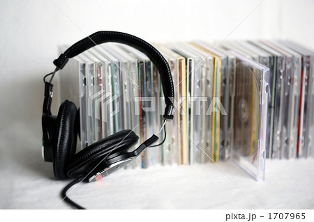 ヘッドフォンとCD 1707965