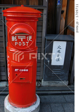 レトロな郵便ポスト 1709711