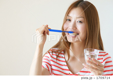 歯磨き(モデル:美月えり) 歯磨き(モデル:美月えり) 1709714