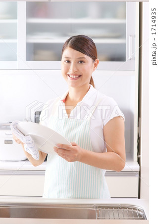 皿洗いする主婦 1714935