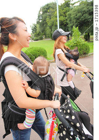 ベビーカーを押して公園を散歩する若いママたち2人 1715398