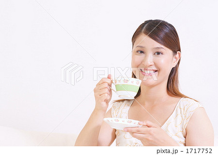 紅茶を飲む女性の写真素材