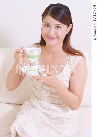 紅茶を飲む女性の写真素材 1717754 Pixta