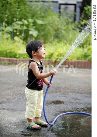 水やりをする男の子の写真素材 171