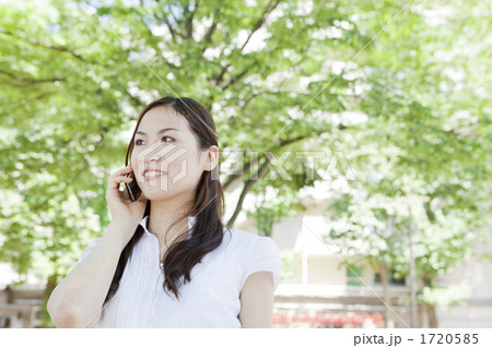 屋外で電話をする若い女性 1720585
