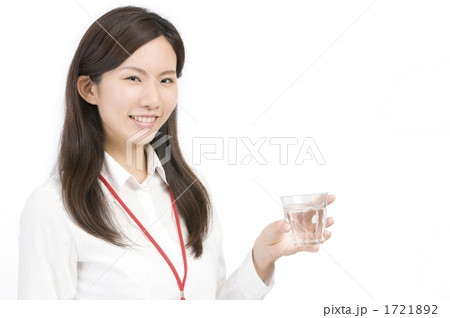 水を飲む女性社員 水を飲む女性社員 1721892