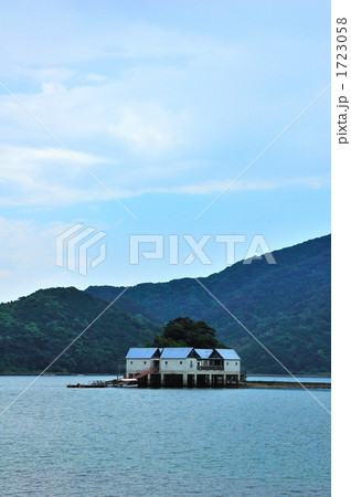 海の上のコテージ 1723058