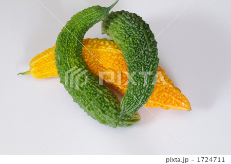 黄色に熟れたゴウヤ 1724711