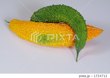 黄色に熟れたゴウヤ 1724712