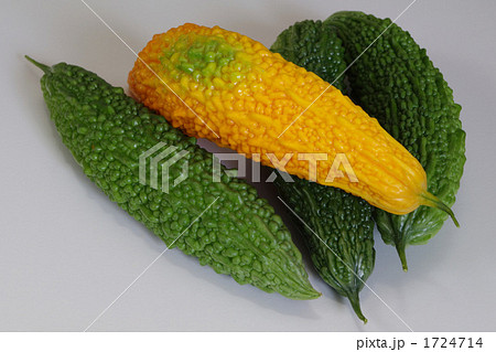 黄色に熟れたゴウヤ 1724714