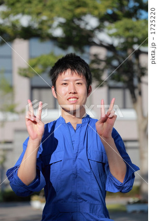 ツナギを着た若い男性 1725220