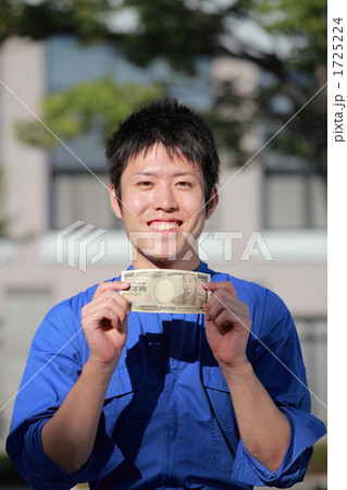 ツナギを着た若い男性 1725224