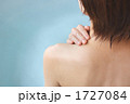 肩に手　 1727084