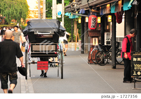 浅草花やしき通りの人力車 1727356