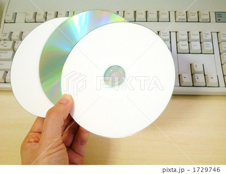 CD-ROMを持つ手 CD-ROMを持つ手 1729746
