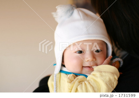 指しゃぶりの赤ちゃん 1731599