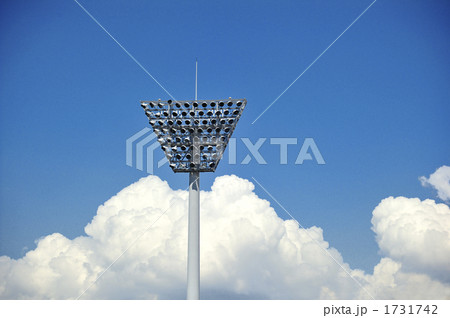 照明灯と青空 1731742