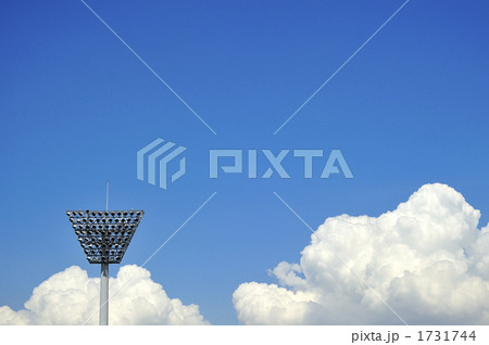 照明灯と青空 1731744