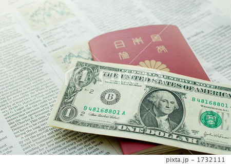 パスポートとドル紙幣 パスポートとドル紙幣 1732111