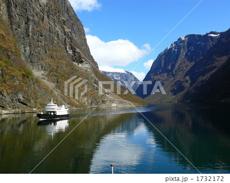 フィヨルド内を航行するボート 1732172