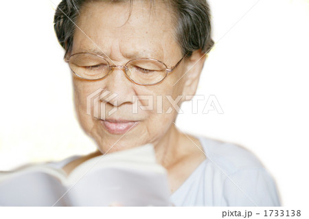 読書をするシニアの女性 1733138