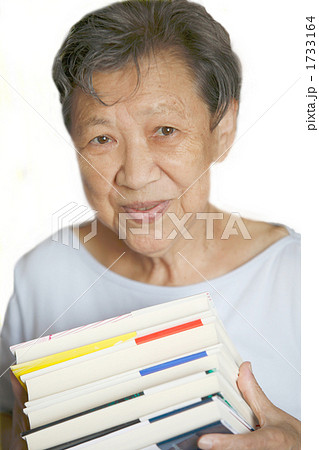 単行本を抱えるシニア女性 1733164
