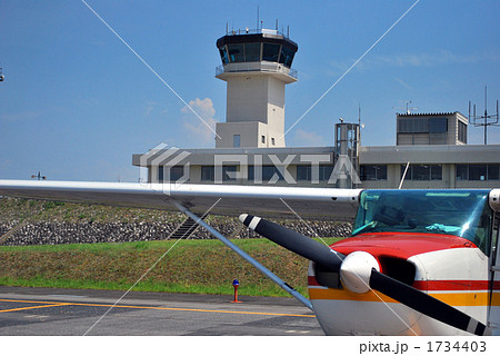 富山国際空港タワーと駐機セスナ 富山国際空港タワーと駐機セスナ 1734403