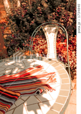 ガーデンテーブルの上のマフラー 1734840