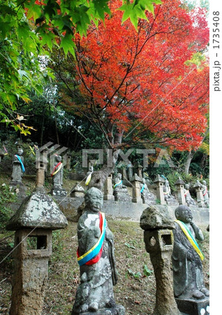 紅葉に包まれた五百羅漢 1735408