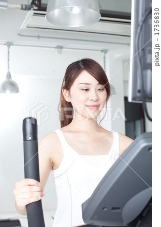 スポーツジムで運動する若い女性 1736830