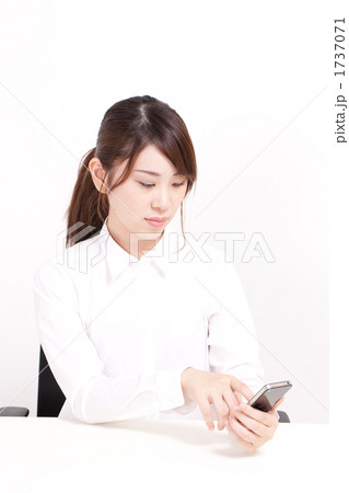 スマートフォンを操作する女性 スマートフォンを操作する女性 1737071