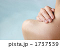 温泉につかる女性の肩 1737539