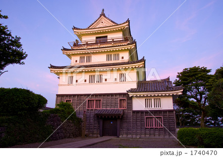 夕焼けに染まる平戸城天守閣 1740470