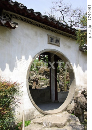 中国　蘇州の古典園林「耦園」、世界遺産の庭園、洞門のある景観 1740495