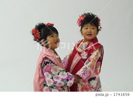 七五三　双子　姉妹　笑顔 1741656