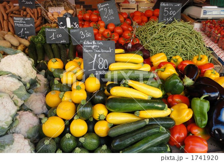 市場に陳列されたズッキーニたち 1741920