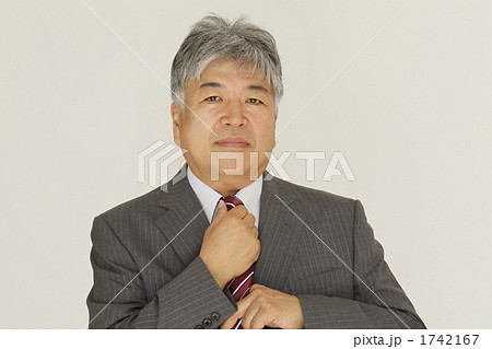 ネクタイを締めるシニア男性 1742167